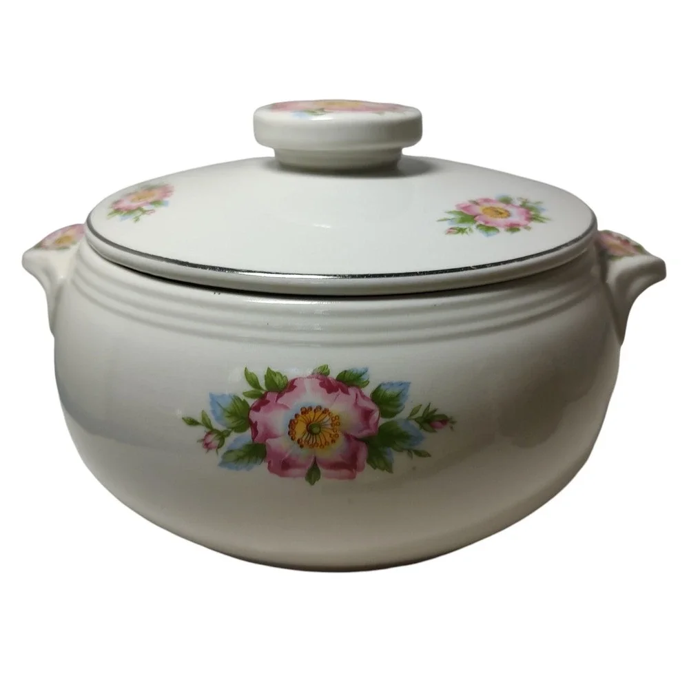 Halls Superior Covered Casserole Dish Quality Kitchenware‎ Rose White Two Quart